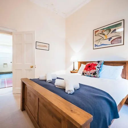 Large 3-Bed Property Walk To Waverley-3
