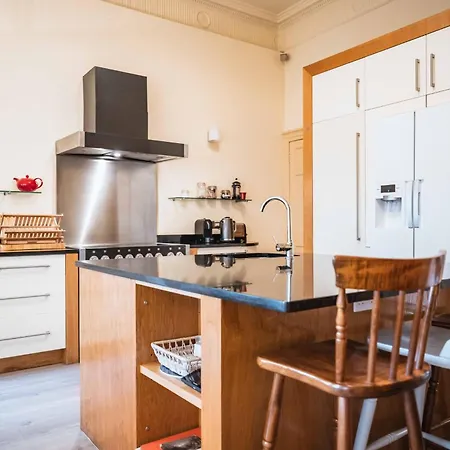Large 3-Bed Property Walk To Waverley-2