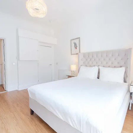 Edinburgh Castle Apartments-3